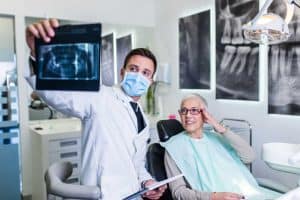 רופא מראה למטופלת צילום רנטגן