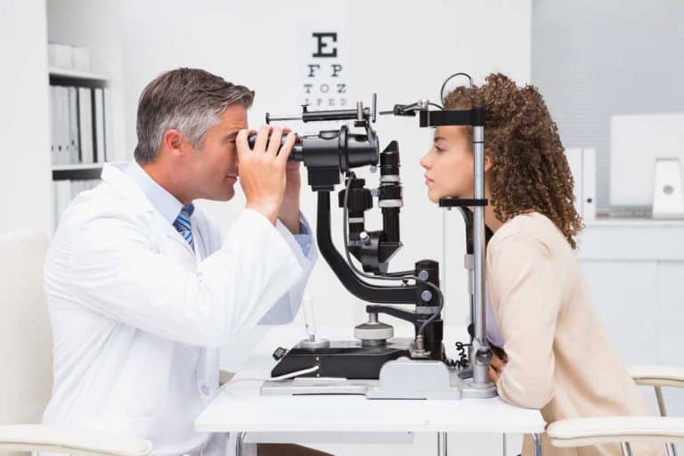 בחורה עוברת בדיקת ראייה רופא עיניים