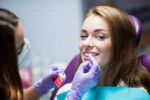 בחורה בטיפול לציפוי שיניים