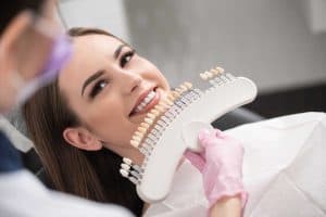 בחורה לפני טיפול שיניים