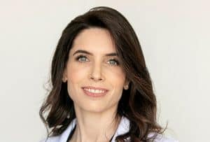 ד"ר אואנה מאייר מומחית בכירורגיה פלסטית ואסתטית
