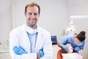 רופא שיניים ובקרע אסיסטנטית מטפלת במטופלת