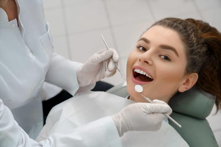 בחורה מקבלת טיפול שיניים מרופאה