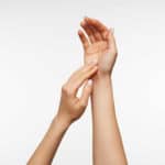  5 טיפים להצערת עור גב כפות הידיים